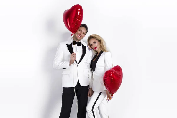 Joyeux Beau Couple Posant Sur Fond Blanc Tenant Des Ballons — Photo