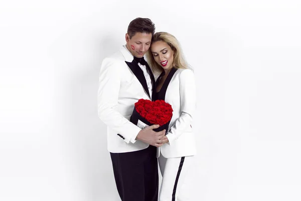 Joyeux Beau Couple Posant Sur Fond Blanc Tenant Boîte Fleurs — Photo