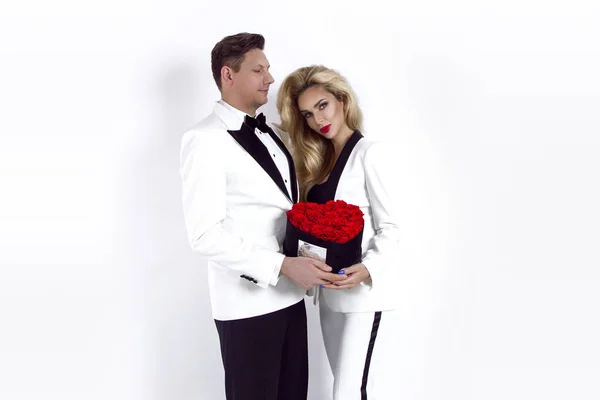 Joyeux Beau Couple Posant Sur Fond Blanc Tenant Boîte Fleurs — Photo