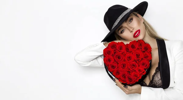 Valentin Szépség Elegáns Lány Piros Szív Rózsák Portréja Egy Fiatal — Stock Fotó