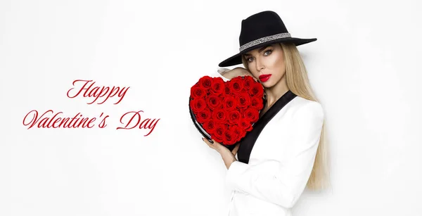 Valentine Beauty Menina Elegante Com Coração Vermelho Com Rosas Retrato — Fotografia de Stock