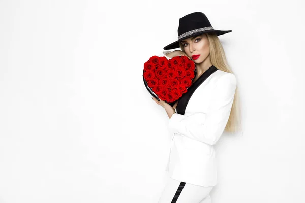Sevgililer Güzellik Zarif Kız Güllü Kırmızı Kalp Ile Hediye Şapka — Stok fotoğraf