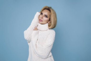 Üzerinde mavi arka plan izole modeli kız moda tam uzunlukta portre. Studio moda giysiler içinde poz güzellik şık sarışın kadın. Rahat tarzı güzellik aksesuarları. Yüksek moda kentsel tarzı