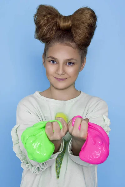 Kind Spelen Hand Gemaakt Speelgoed Genaamd Slime Geïsoleerde Handen Squeeze — Stockfoto