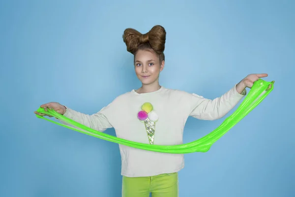 Kid Jogando Brinquedo Feito Mão Chamado Slime Aperte Mãos Isolado — Fotografia de Stock