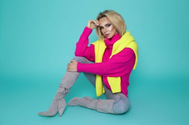 Üzerinde mavi arka plan izole modeli kız moda tam uzunlukta portre. Studio moda giysiler içinde poz güzellik şık sarışın kadın. Rahat tarzı güzellik aksesuarları. Yüksek moda kentsel tarzı