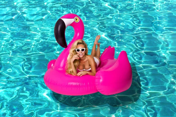 Сексуальна Дівчина Сонцезахисних Окулярах Розважається Басейні Плаваючи Великому Надувному Рожевому — стокове фото