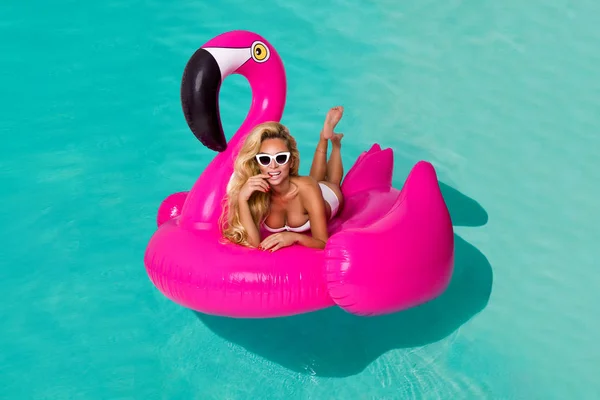 Sexy Mädchen Sonnenbrille Spaß Pool Schwimmt Auf Einem Großen Aufblasbaren — Stockfoto