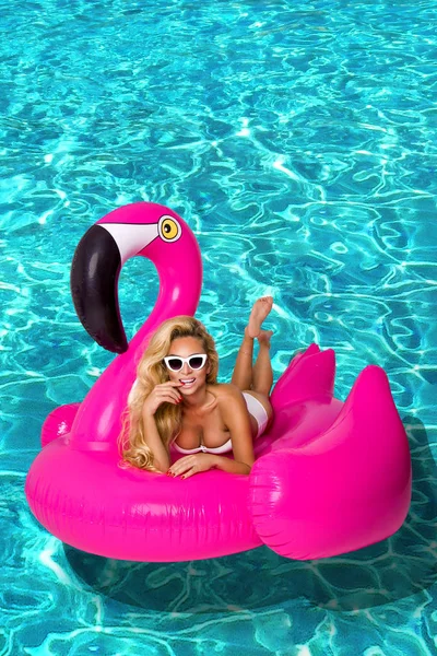 Sexy Mädchen Sonnenbrille Spaß Pool Schwimmt Auf Einem Großen Aufblasbaren — Stockfoto