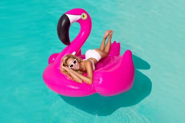 Occhiali Sole Sexy Ragazza Divertirsi Piscina Galleggiante Grande Fenicottero Rosa — Foto Stock