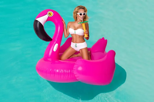 Sexy Mädchen Sonnenbrille Spaß Pool Schwimmt Auf Einem Großen Aufblasbaren — Stockfoto