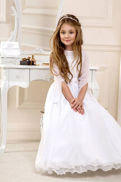 Porträt Des Niedlichen Kleinen Mädchens Auf Weißem Kleid Und Kranz — Stockfoto