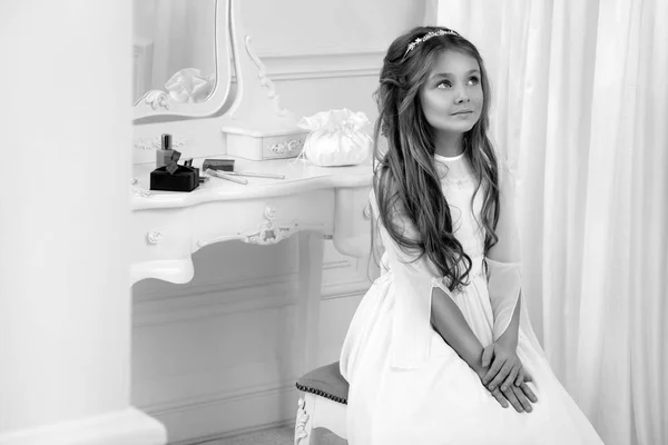 Retrato Menina Bonito Vestido Branco Grinalda Primeira Comunhão Santa Fundo — Fotografia de Stock