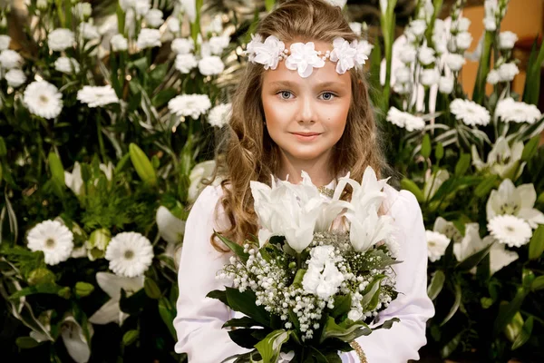 Portrét Roztomilé Děvčátko Bílých Šatech Věnec První Svaté Přijímání Pozadí — Stock fotografie