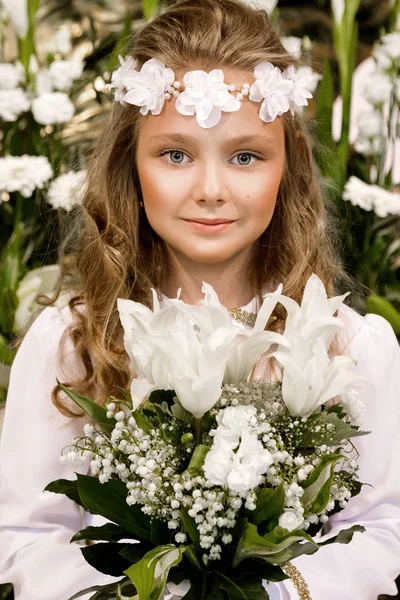 Retrato Menina Bonito Vestido Branco Grinalda Primeira Comunhão Santa Fundo — Fotografia de Stock