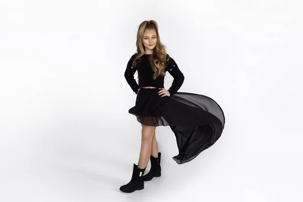 ファッション少女 スタジオ画像に白い背景にエレガントなドレスのティーンエイ ジャー モデル — ストック写真