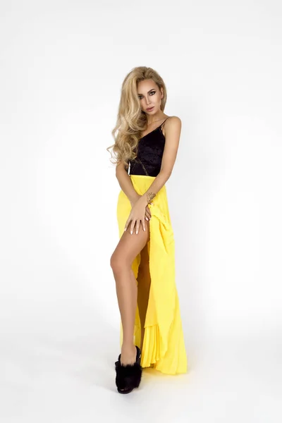Modefoto Einer Schönen Eleganten Jungen Frau Einem Hübschen Femininen Gelben — Stockfoto