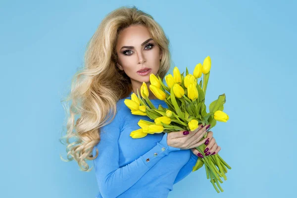 여자입니다 아름다움 화려한 꽃다발을 파란색 바탕에 튤립과 아가씨 — 스톡 사진