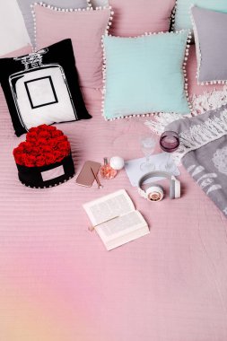 Yatak, yastık, ekoseler, saat, raflar, sepet içinde yeşil bitkiler ile hafif modern İskandinav yatak odası interrior. Sabah desen arka plan kadar alay et. -Görüntü