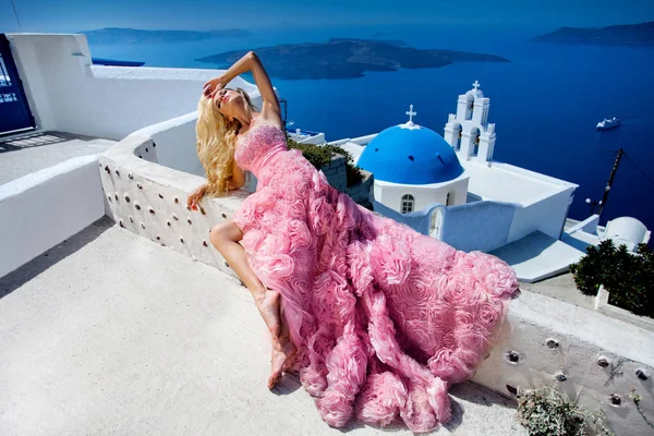 Belezas loira jovem mulher por muito tempo incrível casamento rosa branco — Fotografia de Stock