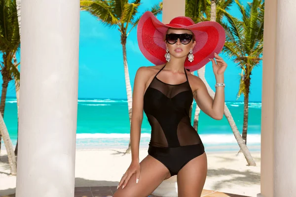 Όμορφη Σέξι Γυναίκα Μπικίνι Και Καπέλο Ποζάρει Στην Παραλία Της — Φωτογραφία Αρχείου