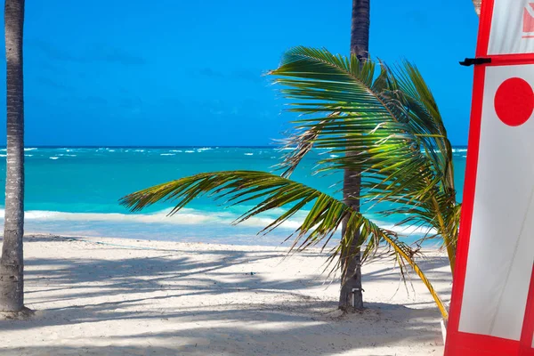 Landschap van een prachtig Caribisch tropisch strand met surfen. — Stockfoto
