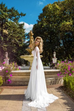 Düğün. Güzel bir elbise içinde Gelin, güzel bir bahçede duruyor. Trendy düğün tarzı tam uzunlukta vurdu. Bir gelin gibi genç çekici kafkas sarışın model - Resim