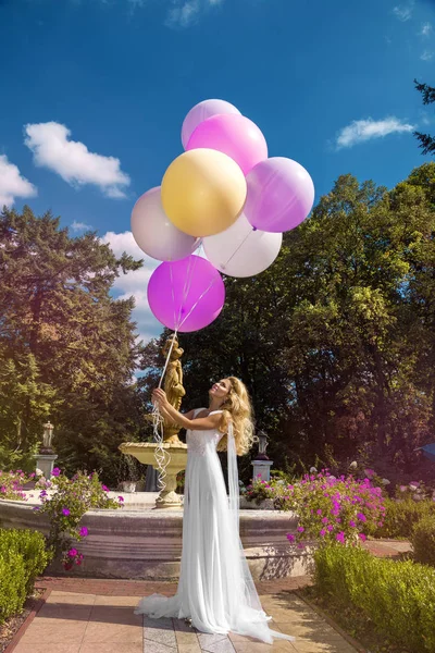 Wedding Bride Beautiful Dress Standing Beautiful Garden Holding Balloons Trendy — Stock Photo, Image