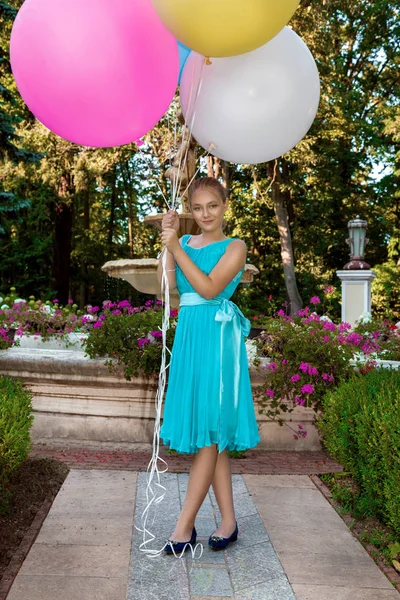 Hezká Mladá Dívka Velkými Pestrobarevné Balóny Parku Nedaleko Městského Obrazu — Stock fotografie