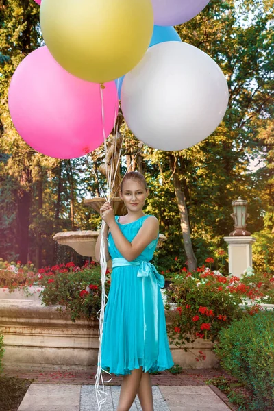 Красива Молода Дівчина Великими Різнокольоровими Повітряними Кулями Йдуть Парку Біля — стокове фото