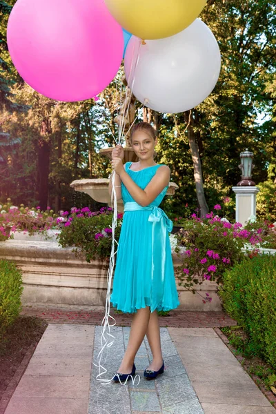 Красива Молода Дівчина Великими Різнокольоровими Повітряними Кулями Йдуть Парку Біля — стокове фото