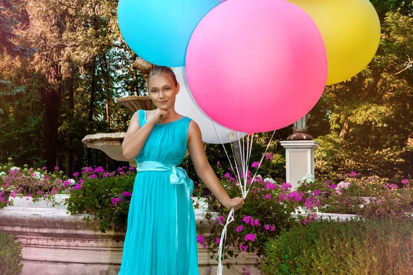 Şehir Yakınındaki Parkta Yürüyen Büyük Renkli Balonlar Ile Pretty Genç — Stok fotoğraf