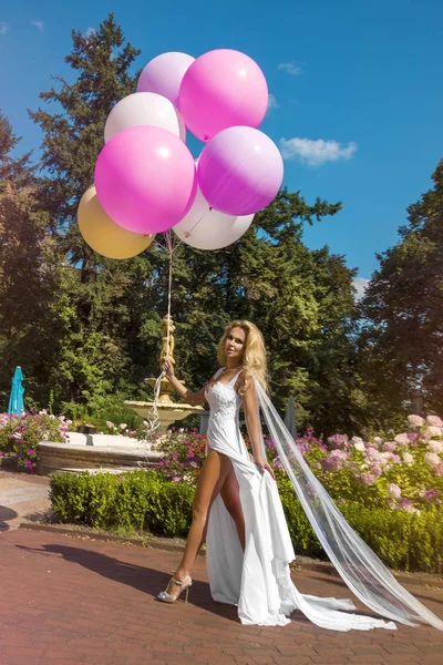 결혼식 아름다운 드레스에 아름다운 정원에 풍선을 길이의 트렌디 스타일 매력적인 — 스톡 사진