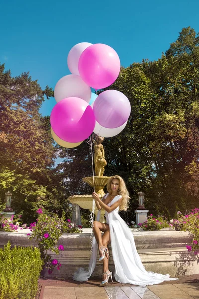 Matrimonio Sposa Bellissimo Vestito Piedi Bellissimo Giardino Con Mano Palloncini — Foto Stock