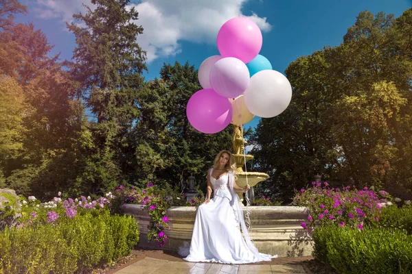 Bröllop Brud Vacker Klänning Stående Vacker Trädgård Och Hålla Ballonger — Stockfoto