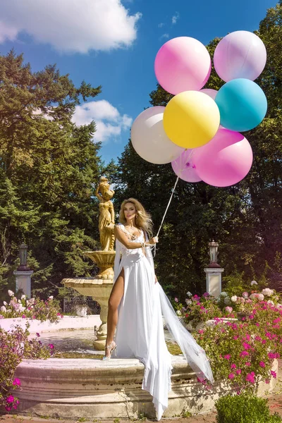 결혼식 아름다운 드레스에 아름다운 정원에 풍선을 길이의 트렌디 스타일 매력적인 — 스톡 사진