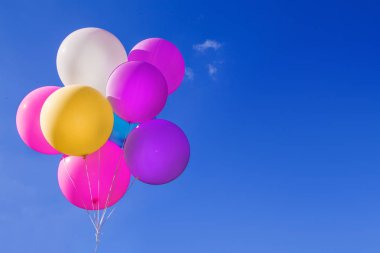 Mavi gökyüzünde retro instagram filtre etkisi ile yapılan Vintage çok renkli balonlar. Yaz ve sevgililer, düğün balayı kavramı aşk arka plan için fikirler. - Obraz