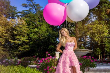 Doğum günü ve düğün kızı. Renkli lateks balonları ile mutlu genç kadın, açık. Trendy düğün tarzı tam uzunlukta vurdu. Bir gelin gibi genç çekici kafkas sarışın model - Resim