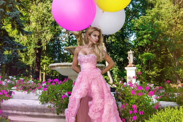 Urodziny Dziewczyna Ślubu Szczęśliwa Młoda Kobieta Kolorowych Balonów Lateksowych Zewnątrz — Zdjęcie stockowe