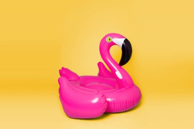 Pembe, trendy, şişmiş beach flamingo mavi bir arka plan üzerinde. Vurmak