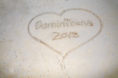 Kum üzerinde bir yazıt ile Karayip ler plaj. Dominik Cumhuriyeti.Punta cana