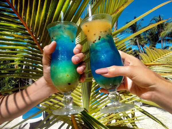 加勒比海滩上的健康饮品 棕榈树和游泳池之间的海滩上的菠萝和椰子手持 — 图库照片