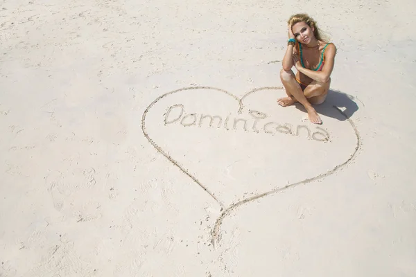 Μια όμορφη γυναίκα γράφει στην άμμο σε μια παραλία της Καραϊβικής. Dominic — Φωτογραφία Αρχείου