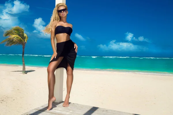 美しい セクシーなビキニの女性 カリブ海のビーチでポーズ — ストック写真