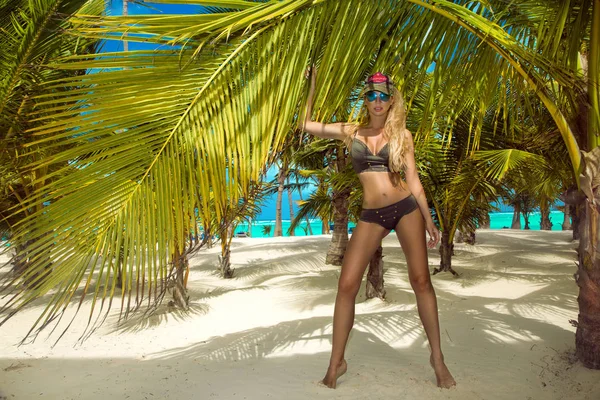 Bella Donna Sexy Bikini Posa Sulla Spiaggia Caraibica — Foto Stock