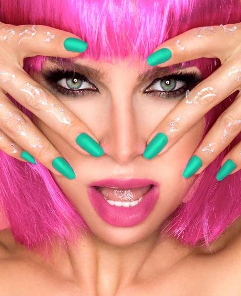Bellissimo modello in parrucca rosa e trucco colorato con colore lungo — Foto Stock