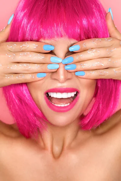 Όμορφο μοντέλο σε ροζ περούκα και έγχρωμο πρότυπο με μακρά Colore — Φωτογραφία Αρχείου
