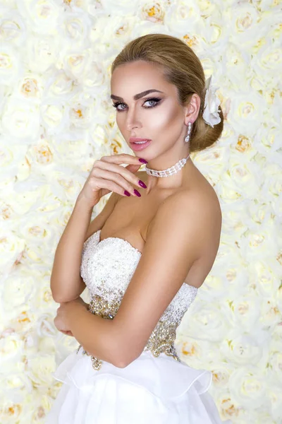 Vacker Brud Vit Brudklänning Bakgrunden Mur Blommor Image — Stockfoto