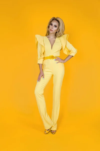 Güzel Sarı Tulum Ayakkabı Aksesuarları Moda Kadın Moda Bahar Yaz — Stok fotoğraf