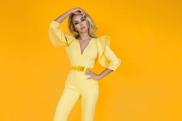 Fashionabla Kvinna Fin Gul Jumpsuit Skor Och Accessoarer Mode Våren — Stockfoto